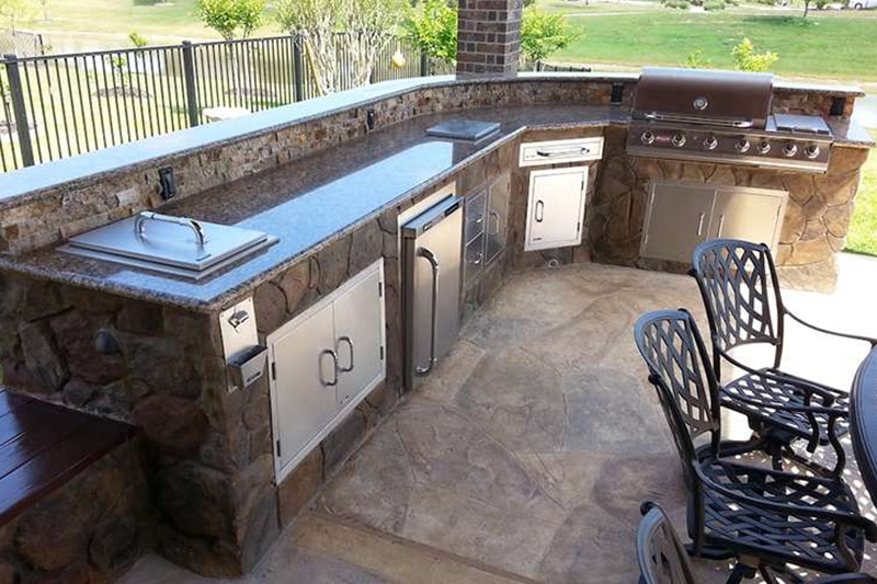 outdoor kitchen with rock surround